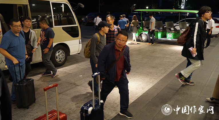 夜深了，青創會代表來到會場