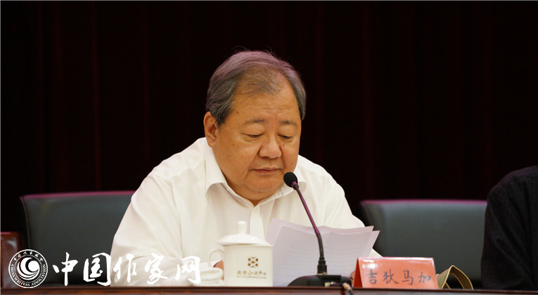 中國作協副主席吉狄馬加主持開幕式