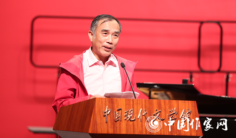 余中先代表翻譯獎獲獎作家發表感言