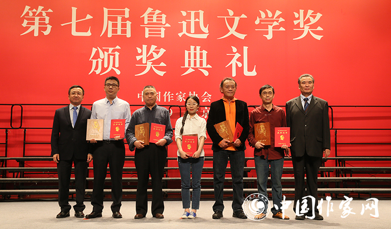 李冰、閻晶明為散文雜文獎獲獎作家頒獎