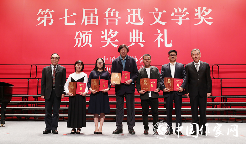 錢小芊、郭義強為短篇小說獎獲獎作家頒獎