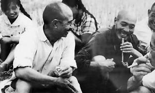 柳青（前排左一）與皇甫村農民在一起