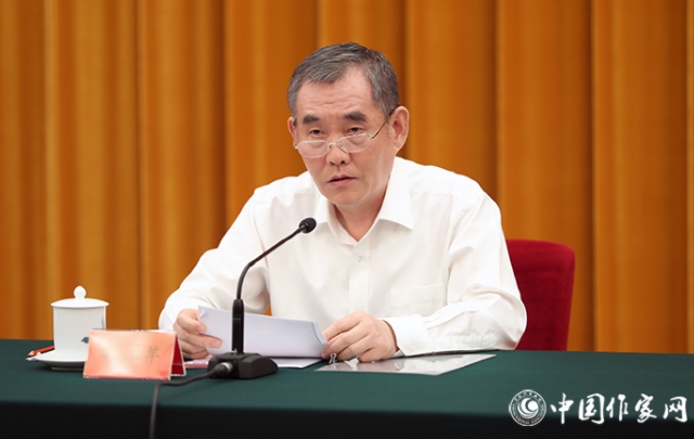 中國作協黨組書記、副主席錢小芊在會上發言