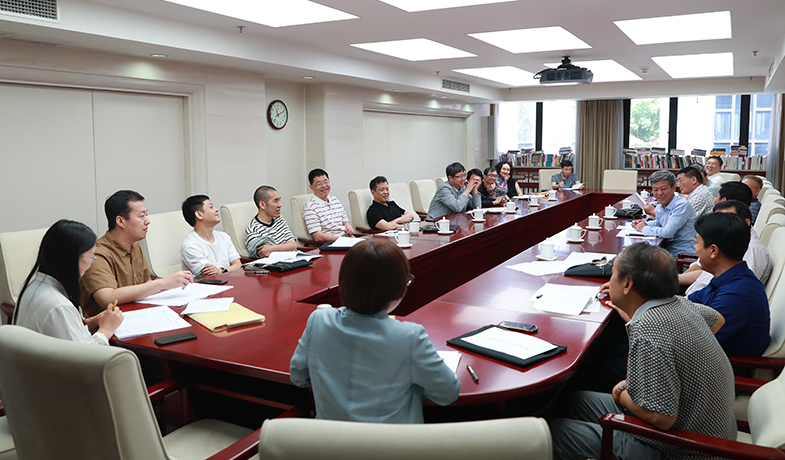 第一次全體會后召開大組見面會，各組評委討論工作