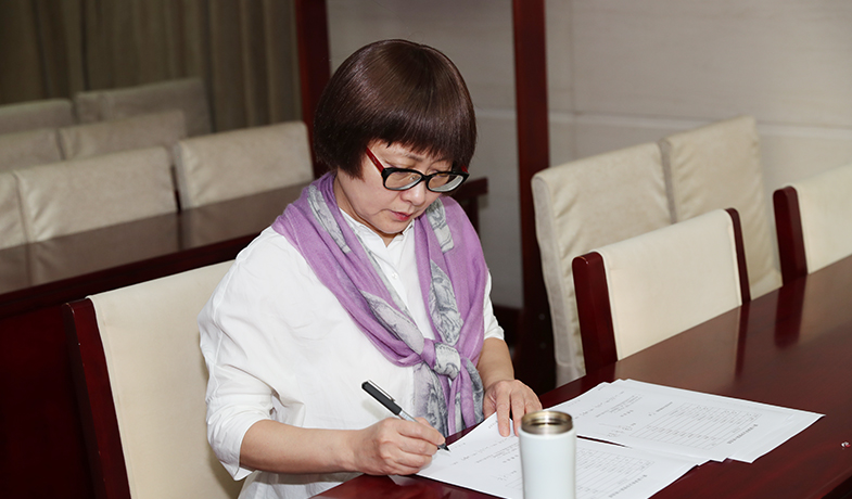 紀律監察組人員核對選票統計情況并簽字