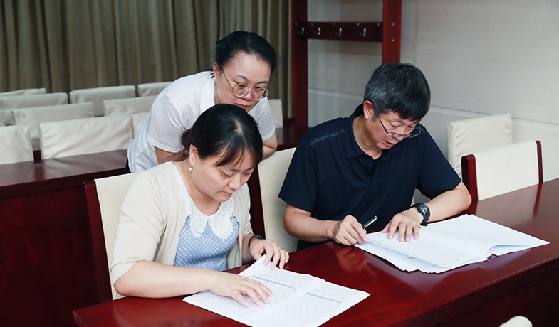 紀律監察組人員核對選票統計情況