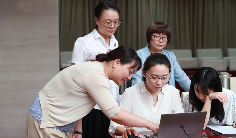 聯絡員在監察組、公證員監督下統計選票