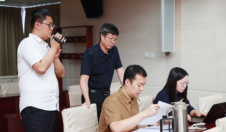 聯絡員在監察組、公證員監督下統計選票