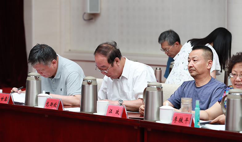 評委們在認真填寫選票