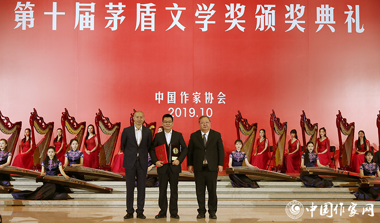 吉狄馬加、畢飛宇為獲獎作家徐則臣頒獎