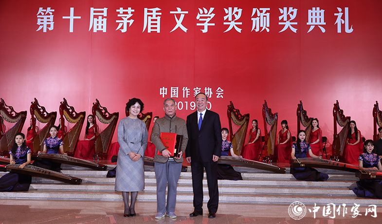 黃坤明、鐵凝為獲獎作家梁曉聲頒獎