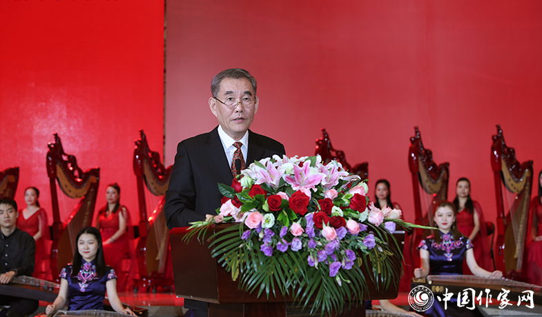 中國作協黨組書記錢小芊主持頒獎典禮