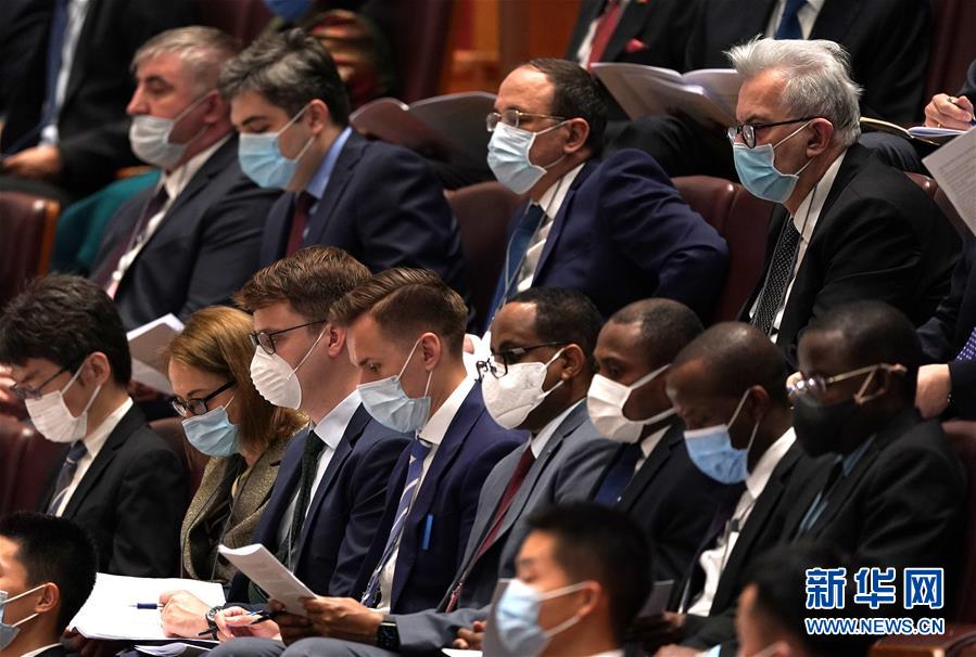 5月22日，第十三屆全國人民代表大會第三次會議在北京人民大會堂開幕。外國駐華使節旁聽大會。