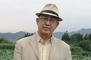 翻譯獎：維吾爾文譯漢文作者：鐵來克·依布拉音（維吾爾族）         獲獎感言　　文學創作繁榮的時代，也是文學翻譯繁榮的時代。我堅信文學的力量，它不僅能在人們當中產生深入的了解，還能潛在地改善各民族之間的相互了解，促進各民族之間的共同進步和發展。一部優秀的文學作品的翻譯，如同一只蜜蜂要釀造一公斤蜂蜜須采集一百萬朵花蕊那樣，需要我們持之以恒地積累知識……