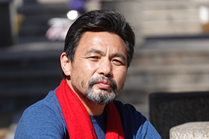 翻譯獎：藏文譯漢文作者：龍仁青（漢族）         獲獎感言　　在我看來，翻譯的意義，就是讓優秀的文字抵達更遠的遠方。在我的想象里，母語原創的作品就好似是一匹駿馬，當它一路馳騁，越過草原和山嶺，逐漸抵達大海岸邊的時候，它也就抵達了它要抵達的最遠的地方，所以，我們還要借助渡船去抵達更遠的地方……