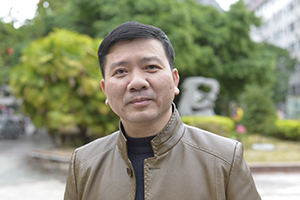 散文獎：《被風吹過的村莊》作者：莫景春(毛南族)         獲獎感言　　我們毛南族人口不過10來萬，文化非常脆弱，有些隨著時間的流逝將慢慢消失，如果不及時好好整理記錄，隨著時代的發展，社會變遷，這些可貴的民族精神記憶或者消磨，或者隱藏，那在不久的將來，真的難以找到了。作為一個作家，我有責任去挖掘，用文字把它們記錄下來……