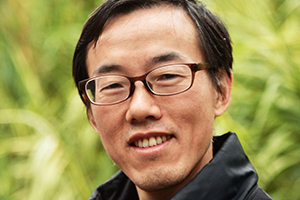 詩歌獎：《逆風歌》作者：張遠倫(苗族)         獲獎感言　　《逆風歌》是我創作的以“諸佛村”系列組詩為主的一部詩集。諸佛村是重慶市彭水苗族土家族自治縣諸佛鄉的一個村。從1996年開始，我在那里生活了10年。這既是是我人生錘煉的10年，也是我的詩藝積淀的10年，那里的純凈、優美、淳樸深深影響了我，親人們的隱忍、堅強、艱辛更是讓我難以忘懷……