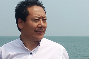 詩歌獎：《桑多鎮》作者：扎西才讓(藏族)         獲獎感言　　在有限的文字里，我試圖寫出桑多人在歷史長河中或隱或顯的倔強身影，捕捉他們在社會變革進程中在觀念、精神、意志等方面的變化，呈現他們在國家惠民政策的照耀下通過自身努力改善生活狀況的事實。當然，我也寫到他們身披信仰之光處變不驚的生存常態，根深蒂固的舊觀念舊思維，人性中永不消逝的善與惡的多種因子……