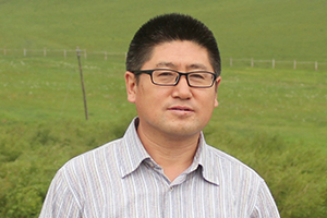 詩歌獎：《春夜，誰在呼喚》（蒙古文）作者：滿全（蒙古族）         獲獎感言　　詩歌與學術如同火海與冰山。詩歌代表著我的激情、才氣和浪漫，學術代表著我的理性、睿智和嚴謹。每時每刻穿梭在草原與城市、傳統與現代、母語與非母語、詩歌與學術之間，傾聽著來自不同領域的聲音，體驗著世界的豐滿和復雜……