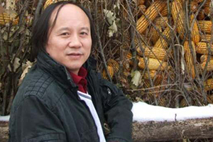 報告文學獎：《羅布泊新歌》作者：劉國強（滿族）         獲獎感言　　我對“下沉”這個詞匯充滿感情。下沉的力度和深度，決定回彈的高度。下沉進生活里，總會找到一眼旺泉。有人說，只要生活著，隨處都是生活。我不敢茍同，因為此“生活”和彼“生活”是不一樣的。我們生活的時代，趕上百年未有之大變局，原態生活往往比我們想象的還要刺激、精彩……