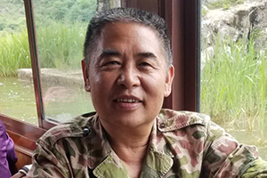 報告文學獎：《宋文驄——從游擊隊員到殲10之父》作者：段平（回族）         獲獎感言　　有時候，正如古羅馬人韋格修斯所說，如果你想要和平，那就準備戰爭。這是逼不得已的事情。而為了不戰而屈人之兵，除了軍隊的準備，就是我們大國重器的鑄造者，我們的科學家了。作為一個長期從事軍事題材創作的文學人，一個老兵，為他們而歌，我責無旁貸……