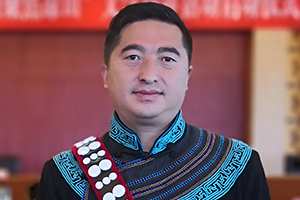 報告文學獎：《懸崖村》作者：阿克鳩射（彝族）         獲獎感言　　作為“懸崖村”脫貧攻堅奮斗歷程的記錄者，我深切感受到，自打響脫貧攻堅戰以來，黨和政府對彝族地區脫貧攻堅工作的重視和支持，社會各界對彝族地區的幫扶，基層黨員干部的實干、苦干、巧干精神，以及彝區群眾為創造幸福生活而迸發出的強大內生動力……