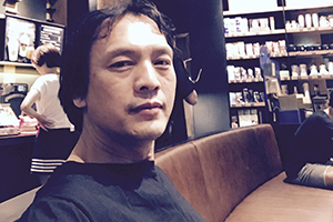 中短篇小說獎：《人間消息》作者：李約熱（壯族）         獲獎感言　　自2003年以“李約熱”為筆名發表作品以來，已經過去17個年頭。17年來，在祖國南疆、美麗神奇的八桂大地上，有很多動人的故事吸引著我。我寫作的靈感，來自我曾經生活、工作過的鄉村，生活在那里的人們，他們的生存狀態、他們的喜怒哀樂、他們的所思所想、他們對美好生活的追求，給我提供了豐富的寫作素材……