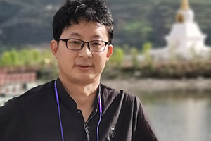 中短篇小說獎：《睡覺的水》（藏文）作者：拉先加（藏族）         獲獎感言　　雖然隔著千山萬水，但總是割不斷我對那一方生我養我的故土的眷戀與思念，惟有用母語寫作，才能在夢中在心中可以無限接近那些被時空隔開的人和事，才能感覺到自己逐漸變得完整和充實。所以我盡管生活在北京，但依然堅持用母語寫作，嘗試對這一古老的語言賦予一些新的活力……