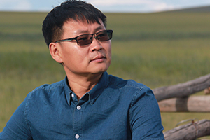 中短篇小說獎：《騎馬周游世界》作者：海勒根那（蒙古族）         獲獎感言　　在我看來，短篇小說就像一條條布滿霧氣的纖細支流，讀者自己會撥開層層云霧，見到它們蜿蜒爬行的樣子。而前方它們即將一泄而入的那條大河，會帶給你忽然的寬廣與源遠流長。所以我愿意用溪水般純凈的語言和九曲回腸的意境，努力涌向寬闊的河流，直到接近夢中的大海。那是文學的大海，春暖花開的大?！?/></a></dt>
      <dd><a href=