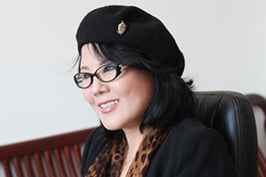 長篇小說獎：《舞動的木偶》（朝鮮文）作者：許連順（朝鮮族）         獲獎感言　　對我而言，寫作與其說是一種職業，毋寧說是旨在燃燒生命的一種手段。在為自己的文學局限性而感到無為無助時，我曾感到不亞于死亡的絕望?？墒?，這種絕望又逼迫我重新拿起筆來。小說教會了我戰勝絕望的方法。只有在寫小說的時候，我才會真真切切地感到我是活著的。寫小說，就是同小說中的人物一同體驗人生……