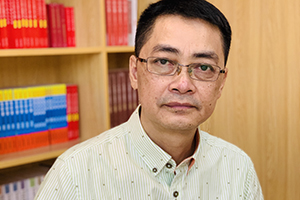 長篇小說獎：《駐村筆記》作者：紅日（瑤族）         獲獎感言　　腳上沾有多少泥土，心中就積淀多少故事。兩年駐村激發了我書寫《駐村筆記》的創作靈感，豐富了我的創作素材，拓寬了創作視野，拉近了與人民群眾的感情，思想上得到了洗禮，藝術上得到了提高……