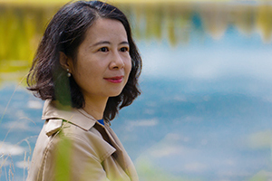 詩歌獎：《無數燈火選中的夜》作者：馮娜(白族)         獲獎感言　　對于個人而言，寫作更多時候是對自我的教育；它包含著對自己認知方式的塑造、對自我天賦和創造力的挖掘、對自身盲從和偏見的糾正，以及對自我完成的一種要求?！稛o數燈火選中的夜》一書就是階段性地呈現了我——一個少數民族的后裔，在邊地與城市、少數與多數、辨認和懷疑之間，在如何鍛造自己的心靈風貌……