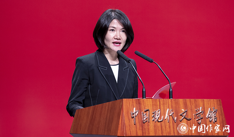 董宏君代表評委會宣讀第十二屆駿馬獎散文獎授獎辭