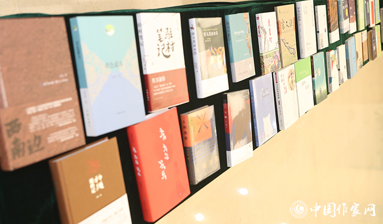 9月25日，第十二屆駿馬獎頒獎現場陳列的獲獎作品