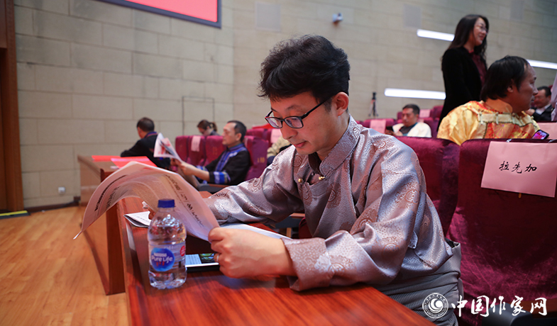 閱讀《文藝報》駿馬獎?？?/><em></em><p><i class=