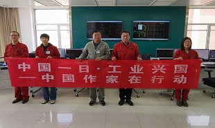 作家張一龍在山西長治長子縣變電站采訪