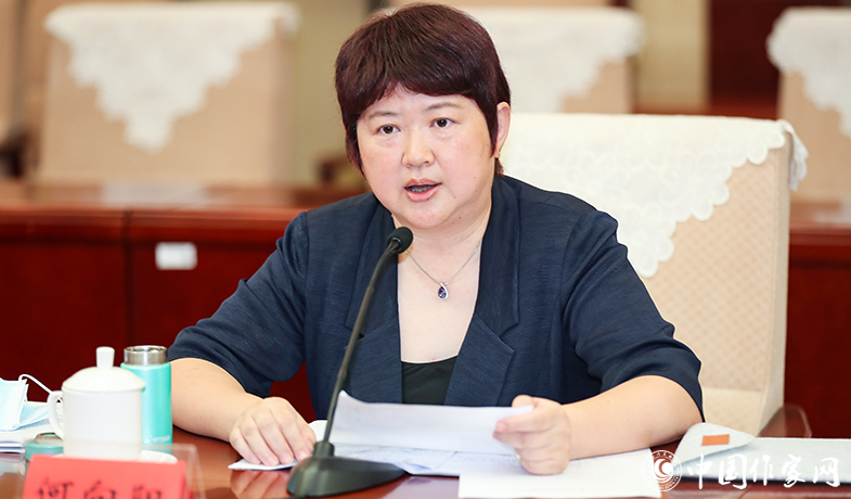 評獎辦公室主任何向陽作關于參評作品申報公示、評委分組等情況的說明