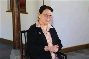 小說：獲獎作品《耗子大爺起晚了》作者：葉廣芩         獲獎感言　　在走了不少路，吃了不少飯，寫了大半輩子“風也蕭蕭，雨也瀟瀟”一類的滄桑文字之后，我的筆端竟然停留在“上燈臺偷油吃”的小耗子身上，回到了兒時居住過的頤和園，跟小孩子們有了一場親切對話。這實在是出乎預料的事情，細想卻也在預料之中：人生就好比一個圓，轉哪轉的，轉著轉著首和尾兩頭就連上了，太自然不過。