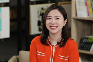 童話：獲獎作品《永遠玩具店》作者：葛競         獲獎感言　　小時候，我是個愛讀童話的孩子。家里書柜中裝的都是童話書，日記本上寫了很多自己想象出來的小童話。童話的幻想最自由任性，最變化無窮，它可以潛入深海，可以飛上天空，也可以從每個人的心靈里生長出來。童話讓你和兒時的自己對話；讓想象的香氣彌漫開來，給現實打開一道透氣的窗；讓你在奇幻世界里發現另一個自己，也許那才是最真實的你。