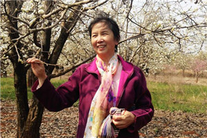 散文：獲獎作品《好想長成一棵樹》作者：湘女         獲獎感言　　我在湖南湘江邊出生，在云南紅河邊長大。我生活的這個地方位于云南南部哀牢山區，全名叫“紅河哈尼族彝族自治州”。在我的成長歷程中，所有對于生命、生活及至對于人生的啟迪，都源自這片自然純粹、萬物有靈的土地。我在這里聆聽花開花落，在這里遙看日出日落；我在哀牢山間穿行，認識著無邊無際的樹……