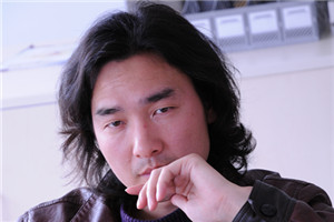 小說：獲獎作品《逐光的孩子》作者：舒輝波         獲獎感言　　我們都是這個時代洪流中的一滴水，有時代的體溫、節律和氣象，我們還要是屬于自己的那一滴水，不合眾囂，獨具我見。寫作時，影響無處不在，要在眾聲喧嘩之中尋找自己的腔調，不重復別人，更不重復自己，在不可能之中尋得可能。