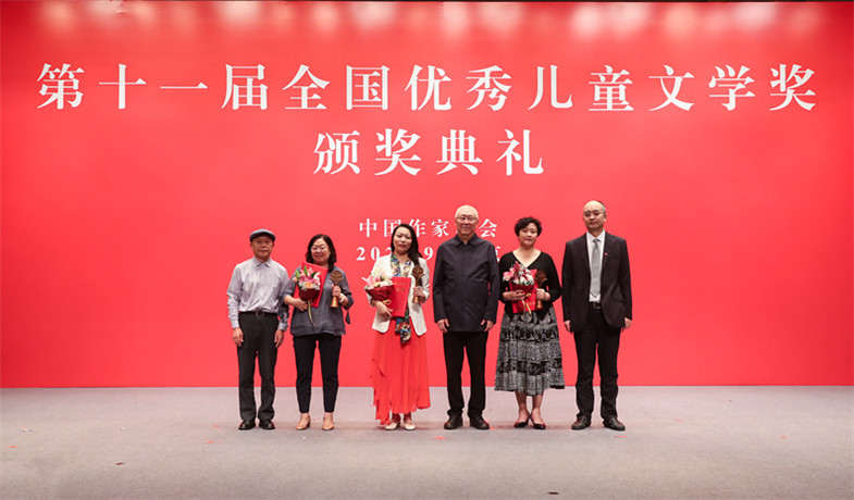 高洪波、吳義勤、梅子涵為詩歌、幼兒文學作品獲獎作家頒獎