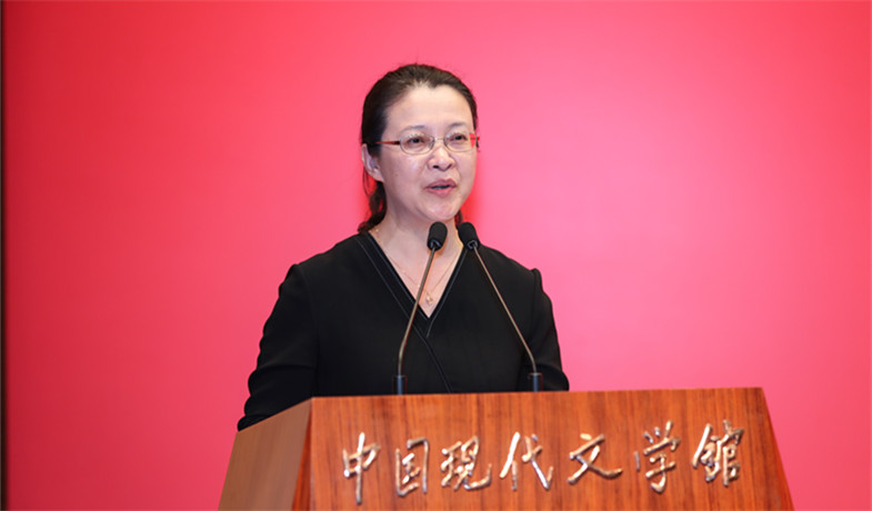 評委李利芳宣讀獲獎散文、科幻文學、青年作者短篇佳作獎作品授獎辭