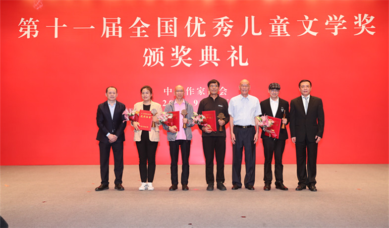 張宏森、海飛、朱自強為小說獲獎作家頒獎