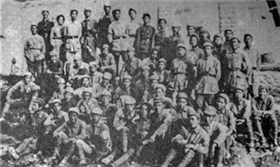 1942年，戰斗劇社全體在延安文化溝合影