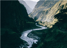 【輯二】東流去：河流想把我帶走 我想把河水挽留河水的每個部分都在消逝，從過去流向未來/而一整條河流依然存在，屬于絕對的當下[詳細]