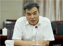 潘凱雄：別開生面的紅色敘事　　節奏上無論是快抑或是慢，其語言則是一如既往的優雅、精準和凝練……[詳細]