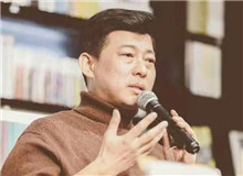 祝勇：透明的密室　　“密室逃生”是歷史懸疑小說的經典套路，《千里江山圖》卻把它花樣翻新，玩出了新境界。[詳細]