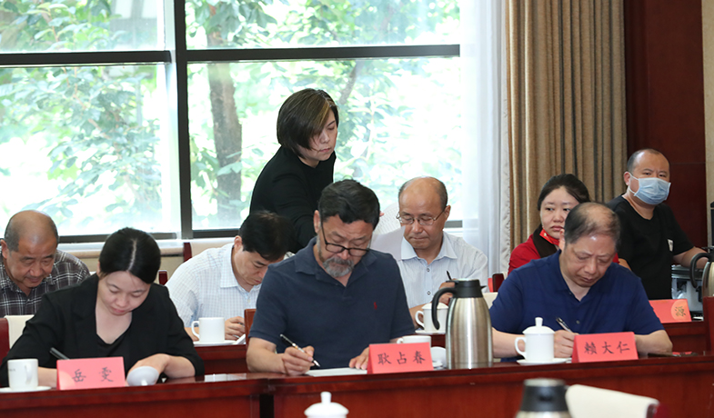 工作人員分發選票