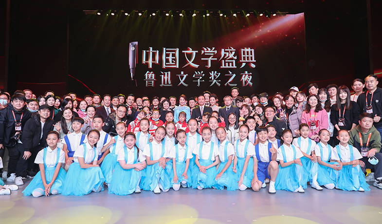 鐵凝、張宏森與演職人員合影留念